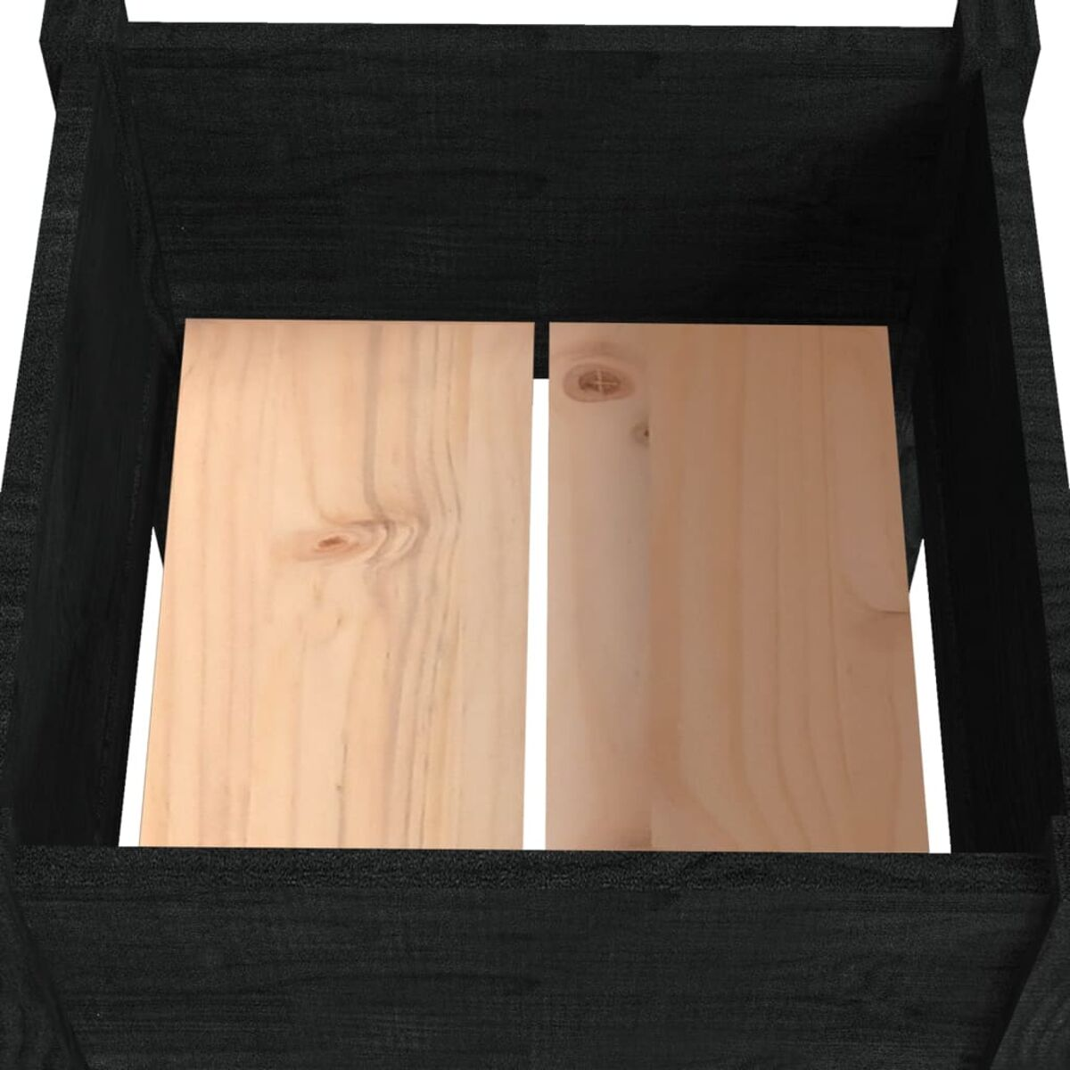 Eine schwarze Holzkiste mit zwei hellen Holzbrettern im Inneren.