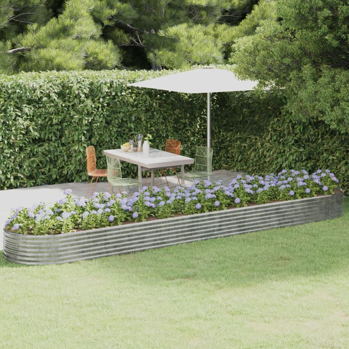 Szene im Freien: Tisch, Stühle und Blumenbeet. Weißer Sonnenschirm, Bäume und grünes Gras.