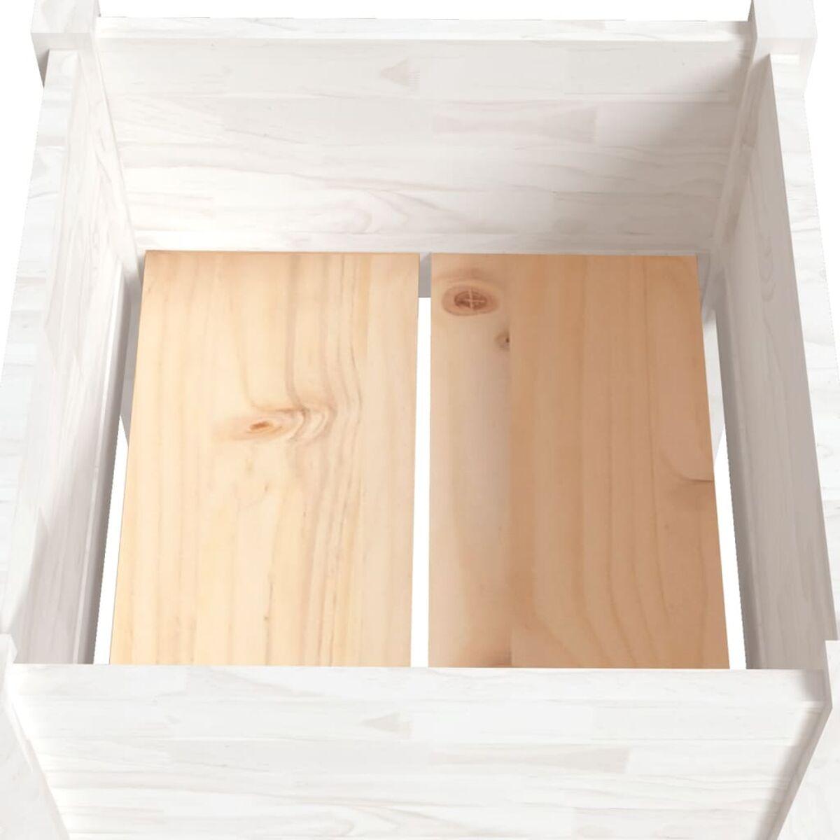 Innenraum der Holzaufbewahrungsbox. Zwei Holzbretter sind sichtbar. Weiß gestrichene Außenseite.