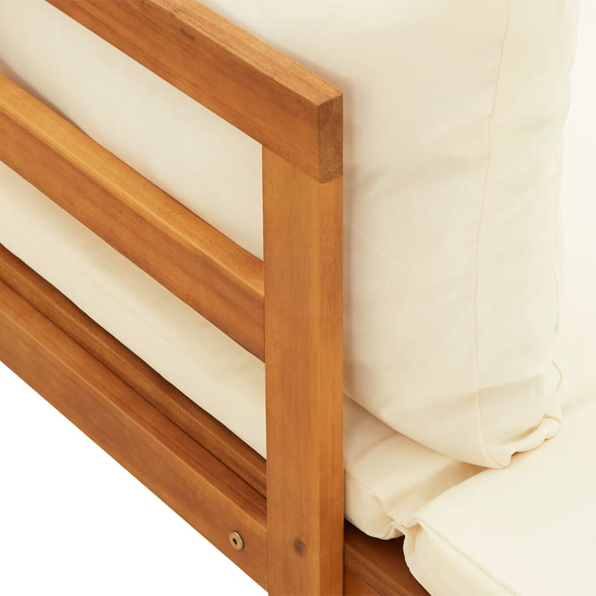Nahaufnahme eines Holzrahmens mit weißen Kissen. Das Holz ist hellbraun.