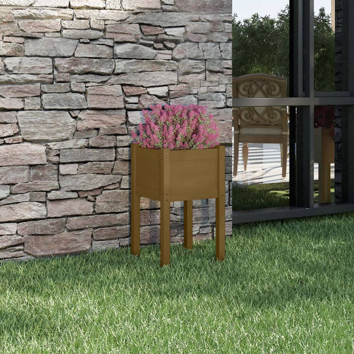 Holz-Pflanzkasten mit rosa Blumen, auf grünem Gras platziert.