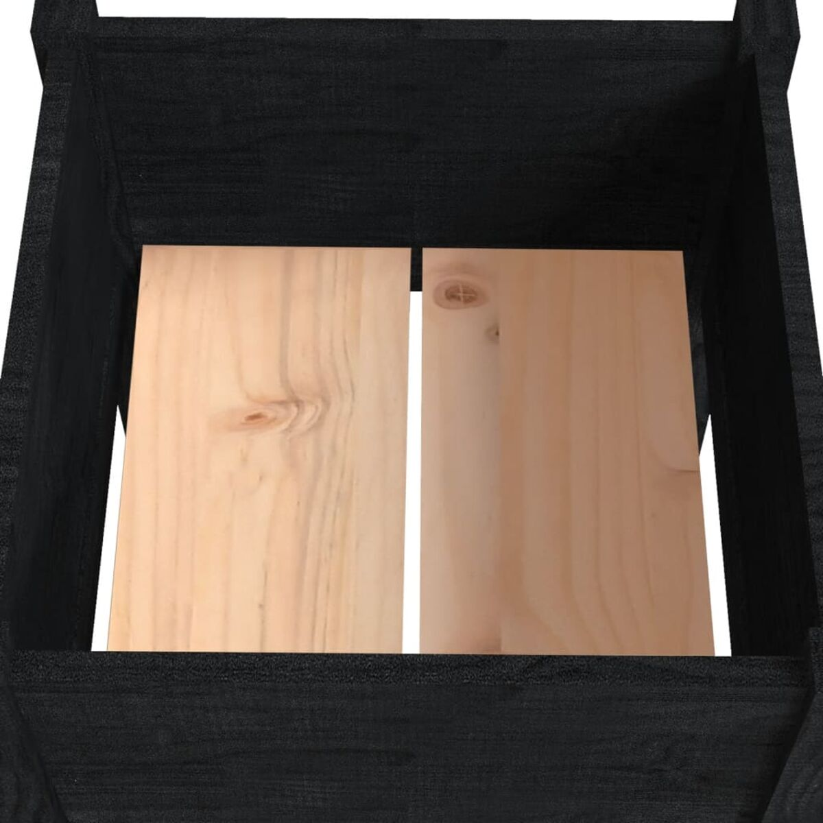Schwarze Holzkiste, zwei helle Holzplatten am Boden. Dunkler Hintergrund.