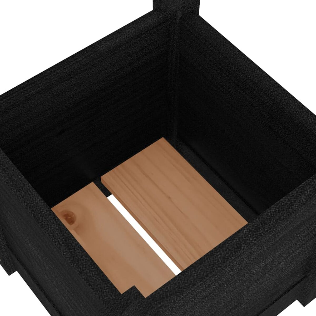 Innenraum einer schwarzen Holzkiste mit zwei Holzbrettern am Boden.