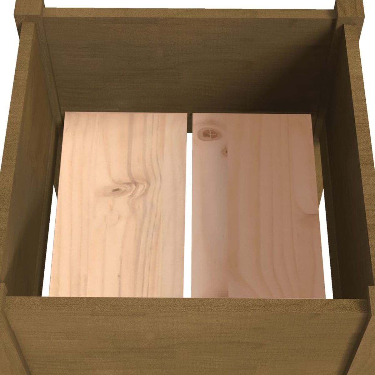 Innenseite einer Holzkiste. Es gibt zwei Bretter aus hellfarbenem Holz. Weißer Hintergrund.