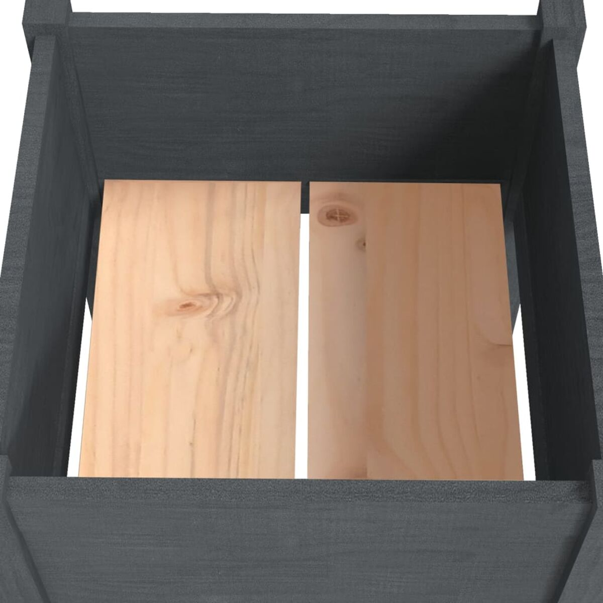 Innenansicht eines dunklen Holzpflanzkastens. Am Boden befinden sich zwei hellere Holzbretter.