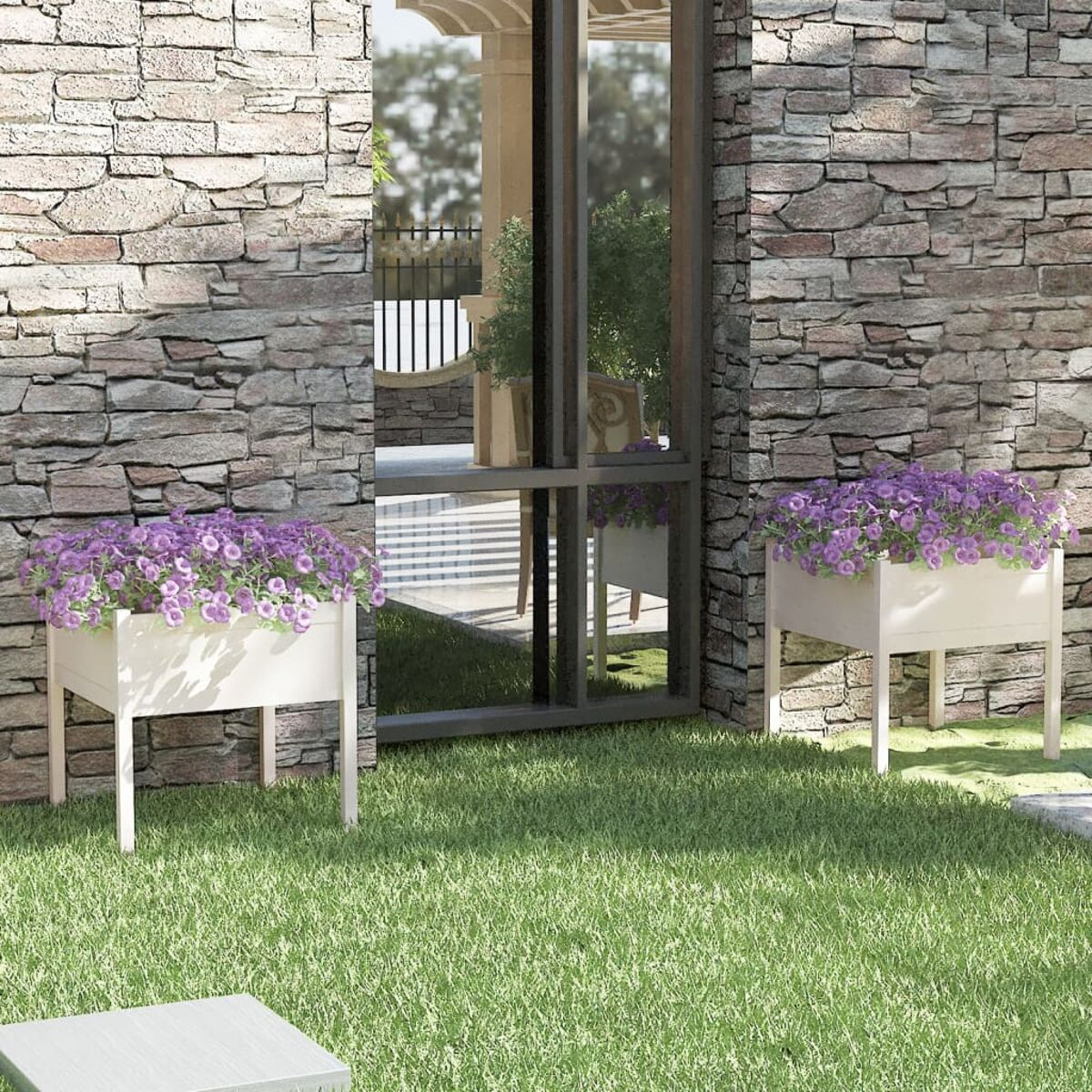 Zwei weiße Pflanzgefäße mit lila Blumen. Sie stehen auf Gras in der Nähe einer Steinmauer und eines Fensters.