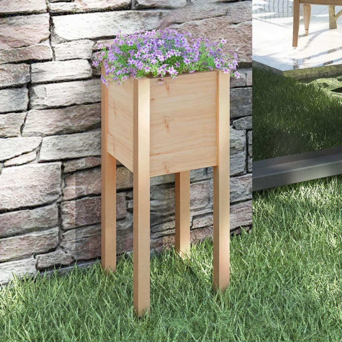Ein Holz-Pflanzgefäß mit lila Blumen. Es steht auf Beinen im Gras vor einer Backsteinmauer.