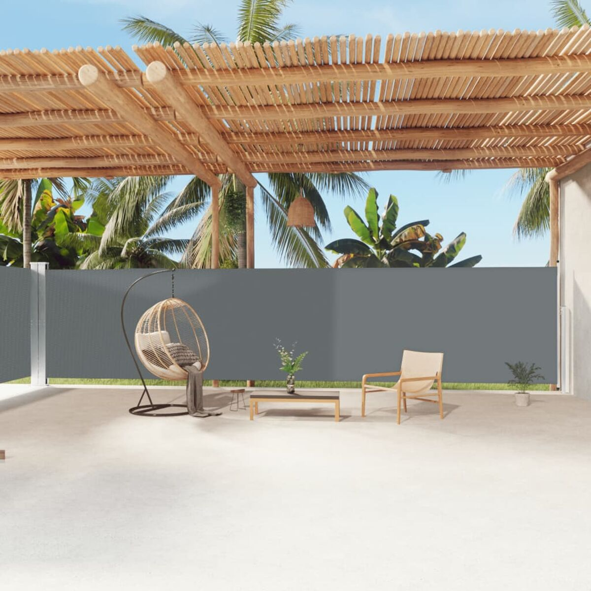 Szene auf der Terrasse im Freien mit Pergola, grauem Sichtschutz und Hängekorb.