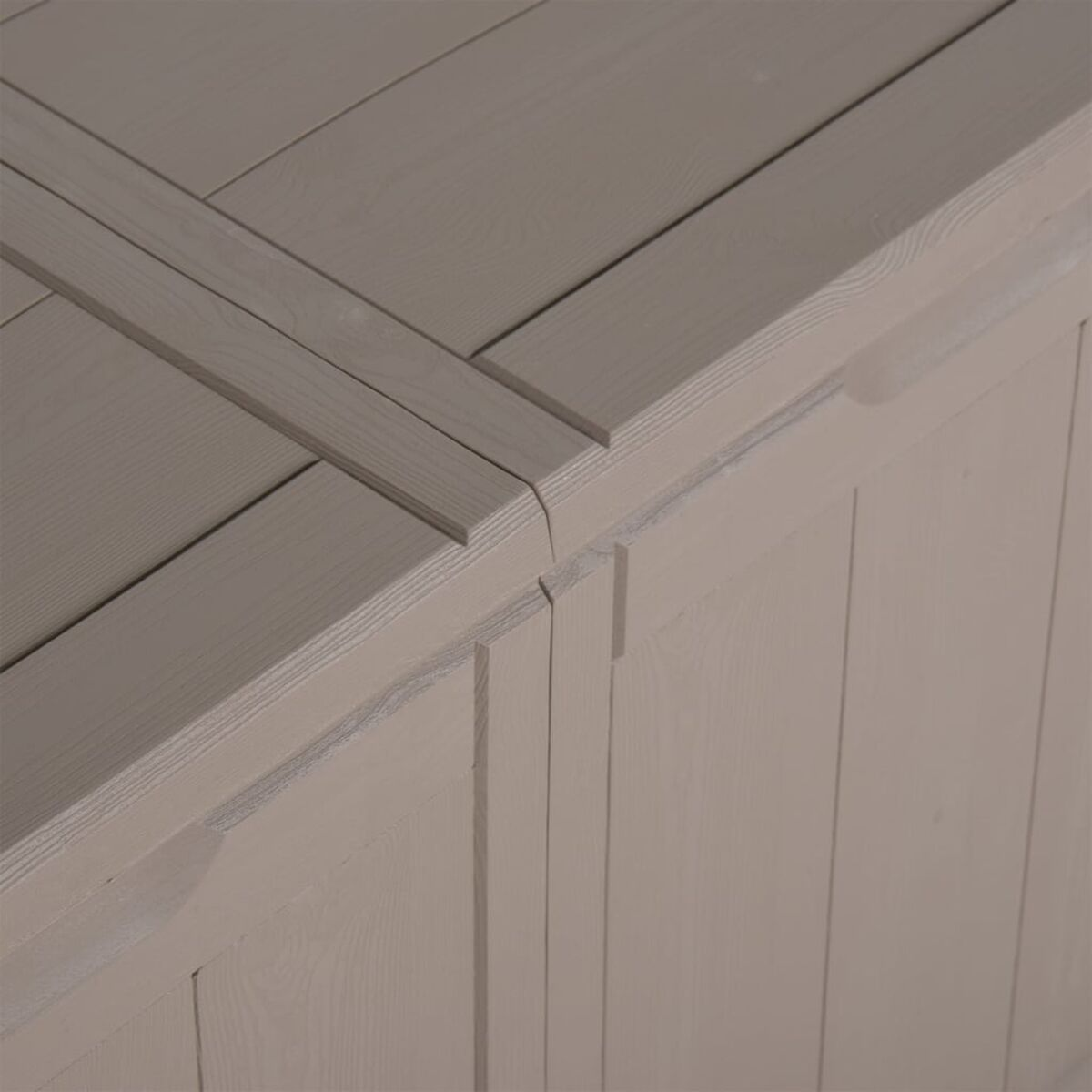 Nahaufnahme des Deckels einer hellgrauen Holz-Truhe mit Holzdetails.