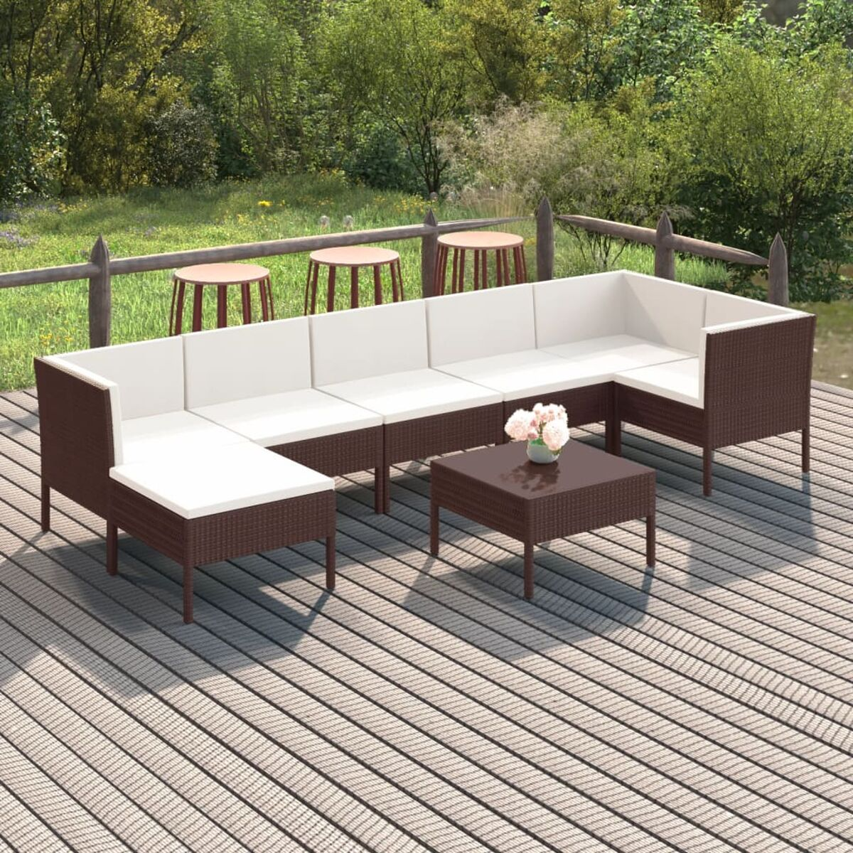 Braunes Outdoor-Sofa-Set mit weißen Kissen. Auf einem Holzdeck.