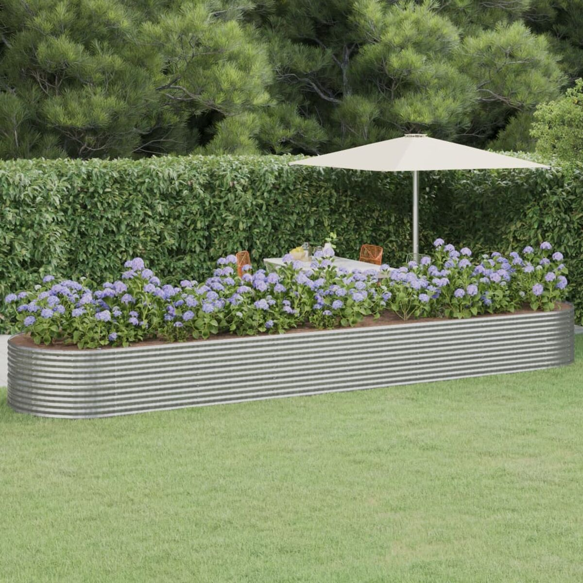 Langer, gewellter Metallpflanzer mit blauen Blumen und einem weißen Sonnenschirm im Hintergrund.