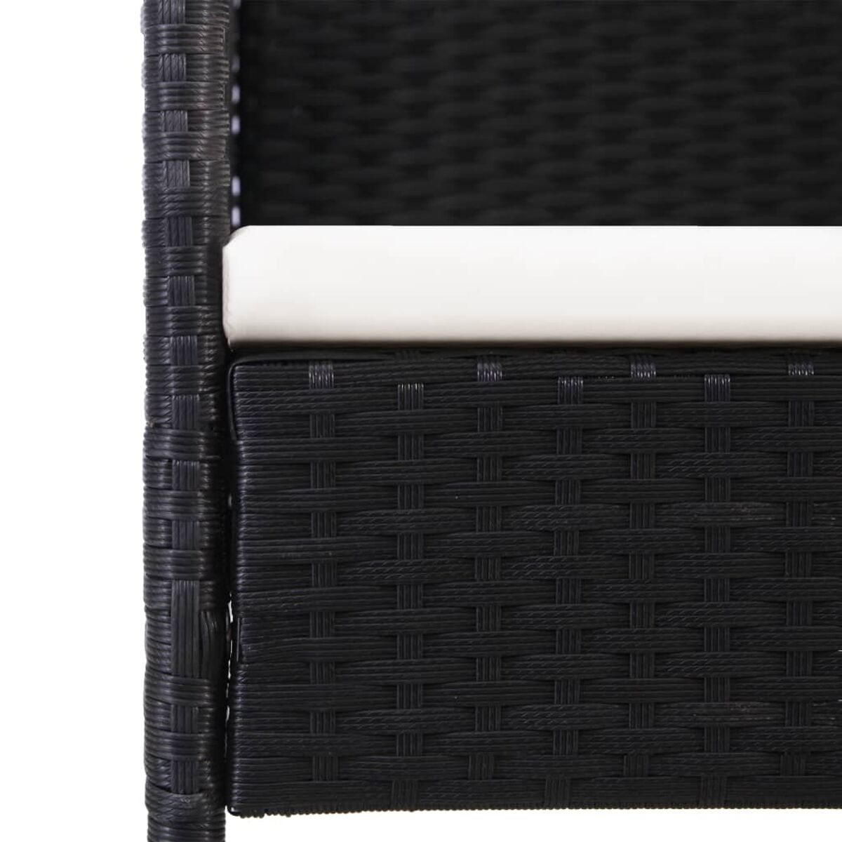 Primo piano di una sedia in vimini nera con cuscino bianco, che mostra la trama intrecciata.