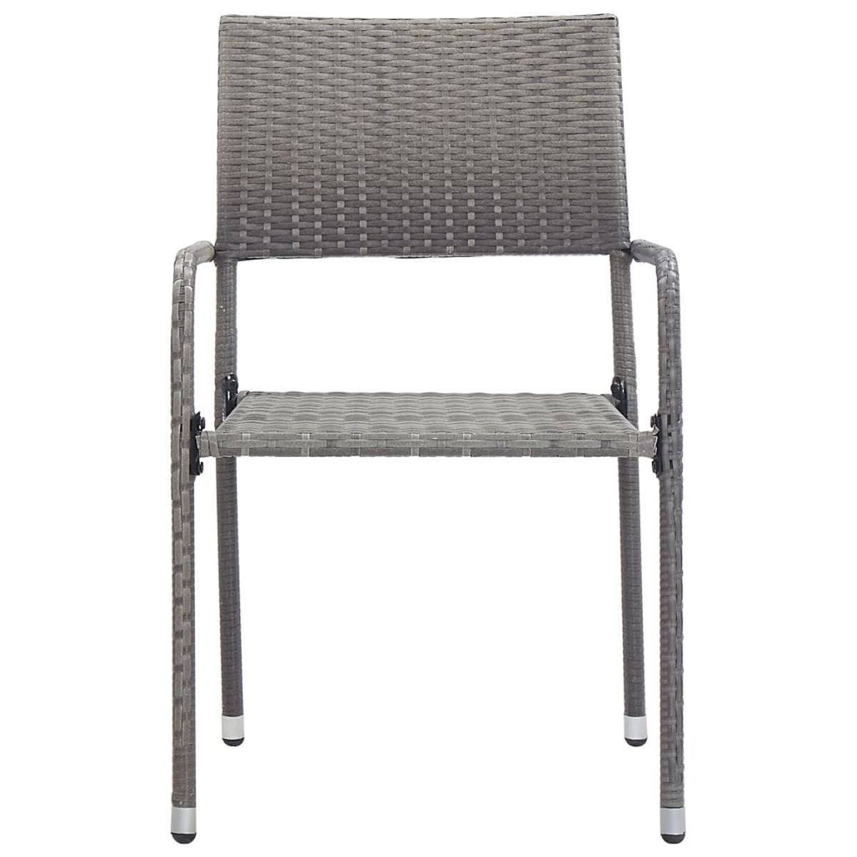 Grauer Rattan-Stuhl. Quadratischer Sitz, Rückenlehne und Armlehnen. Metallbeine mit silbernen Füßen.
