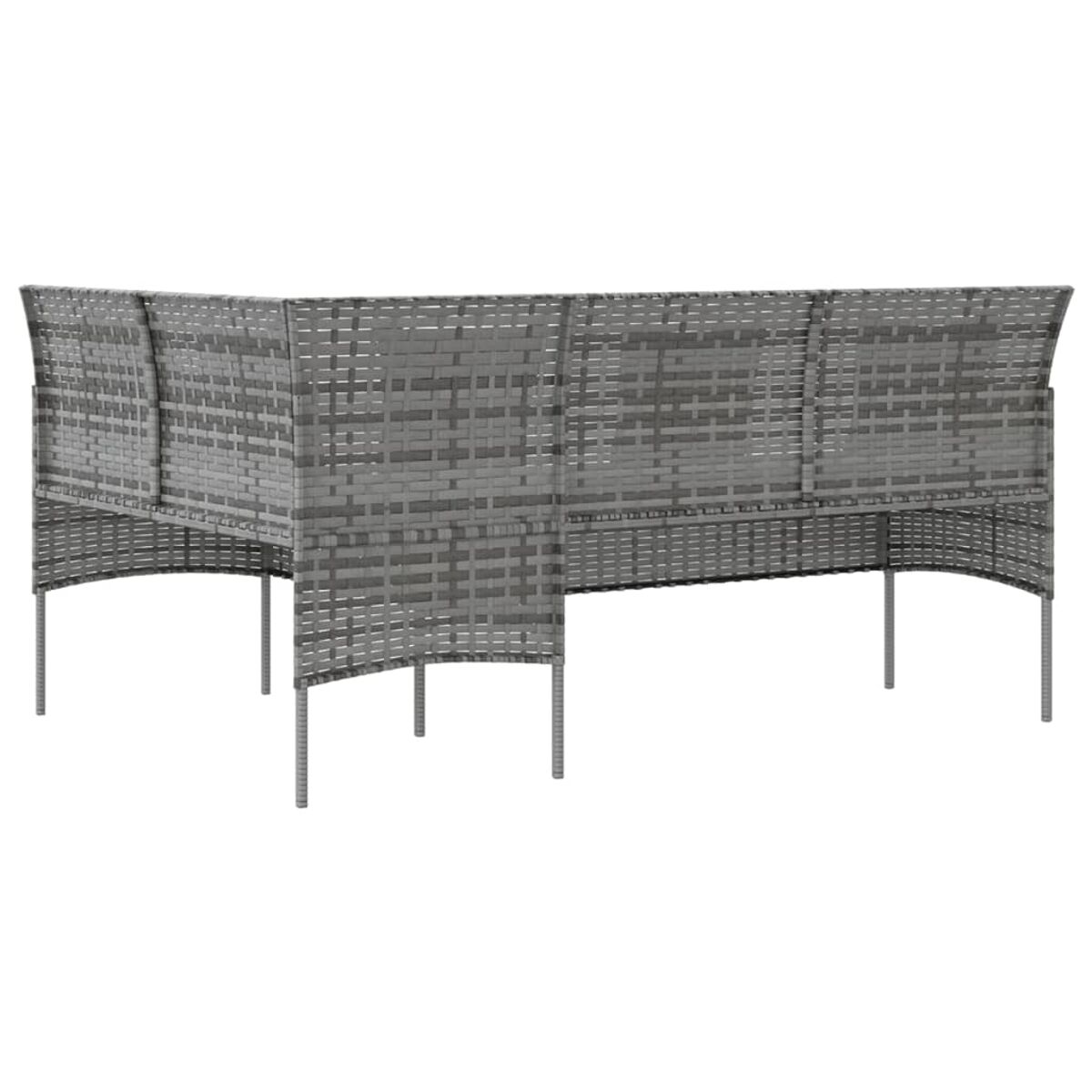 Ein graues Rattan-Sofa, von hinten gesehen, mit Webmuster und Metallbeinen. Keine Kissen sichtbar.