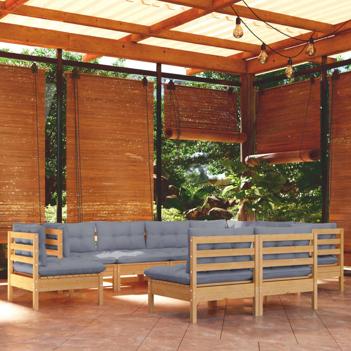 Graues Holz-Sofa-Set für den Außenbereich mit grauen Kissen unter einem Holzpergola-Dach.
