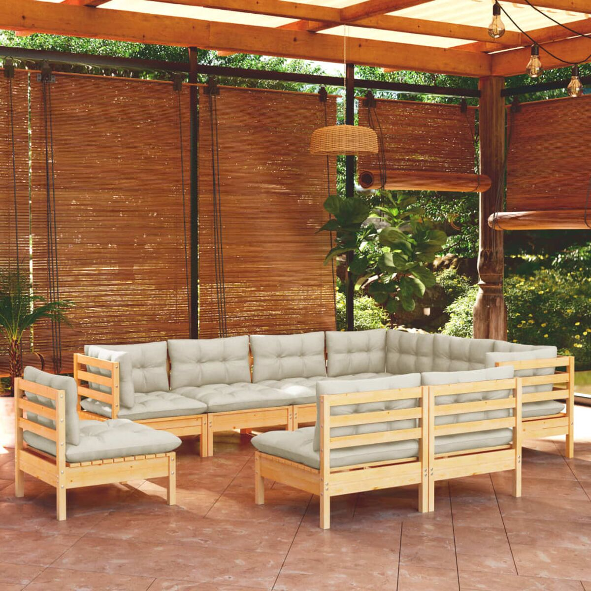 Set da patio all'aperto con mobili in legno, inclusi divani e sedie, su pavimento piastrellato.