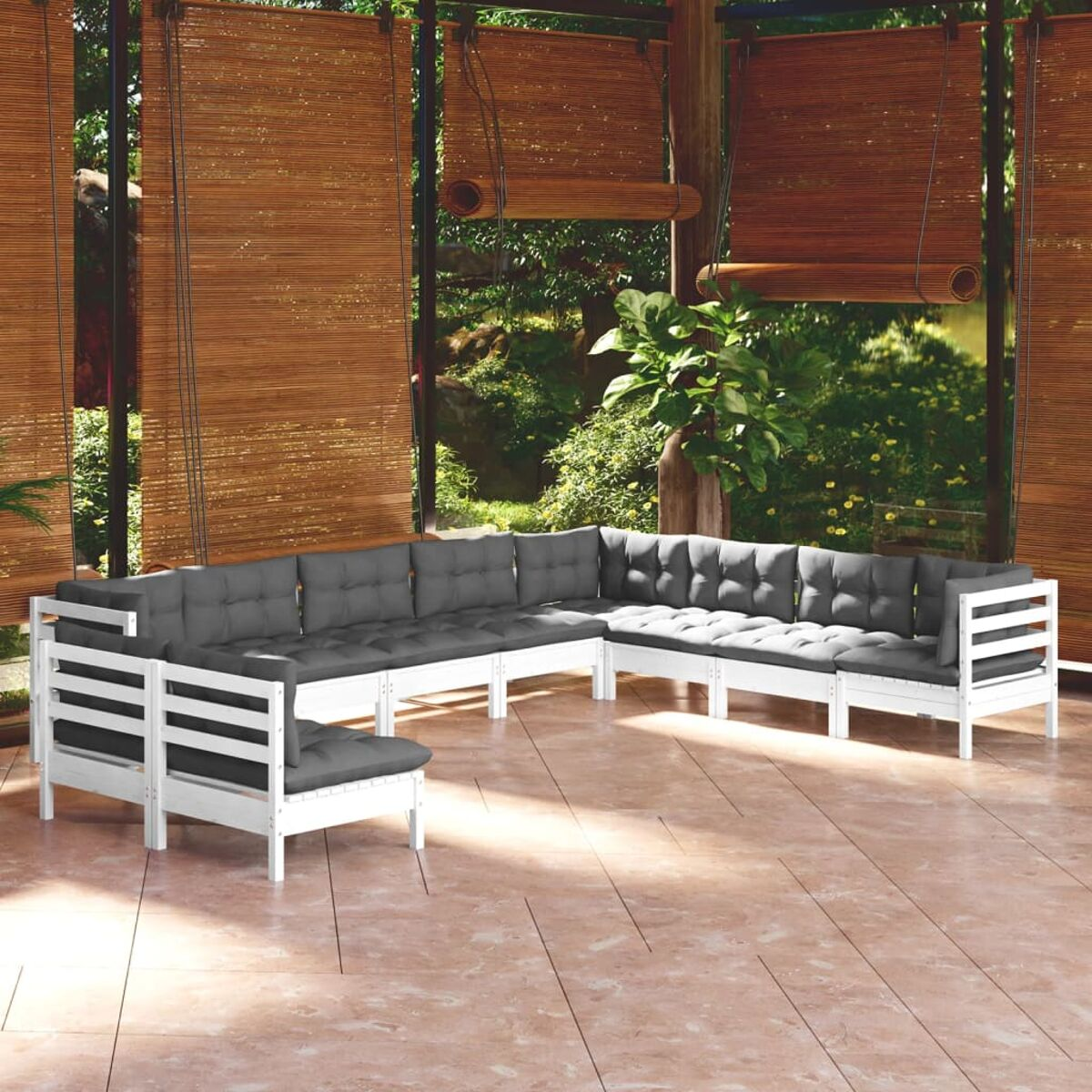 Weißes Outdoor-Ecksofa-Set mit grauen Kissen auf einer Terrasse.