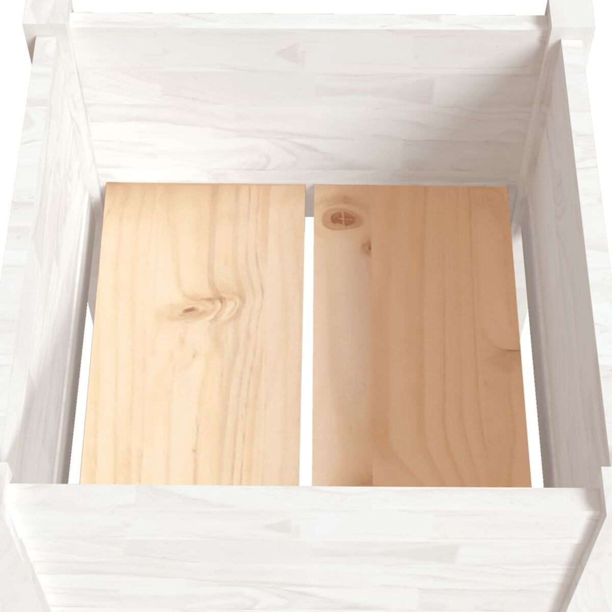 Innenansicht eines hölzernen Pflanzkastens mit zwei Holzbrettern.