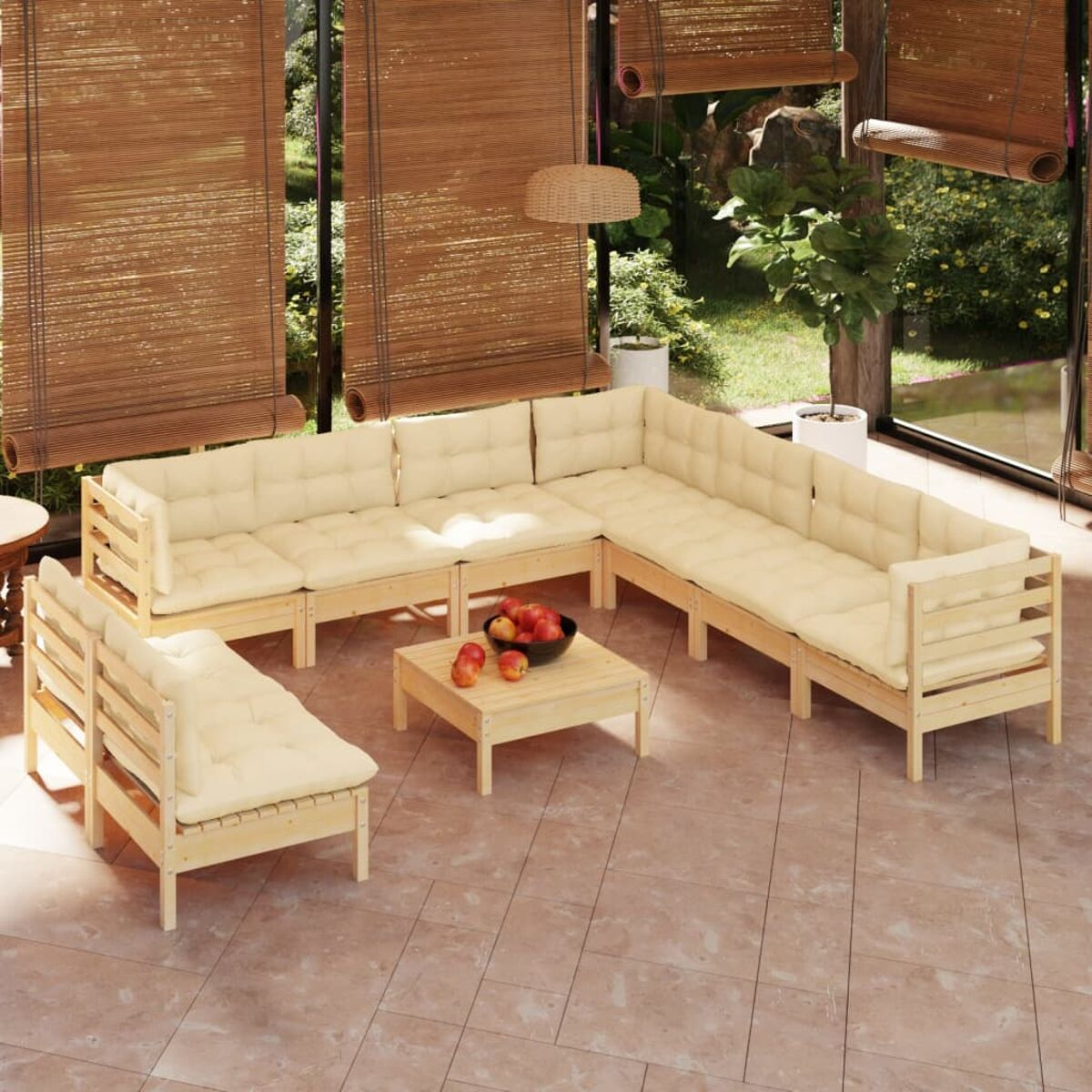 Holz-Outdoor-Sofa mit beigen Kissen und Tisch.