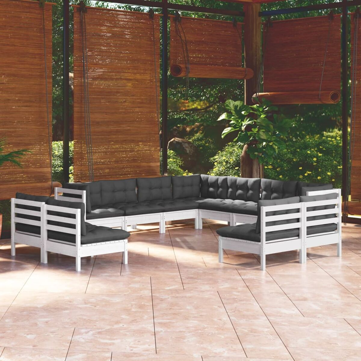 Weißes Holz-Sofa-Set mit grauen Kissen auf einer Terrasse. Bambus-Sonnenschutz im Hintergrund.