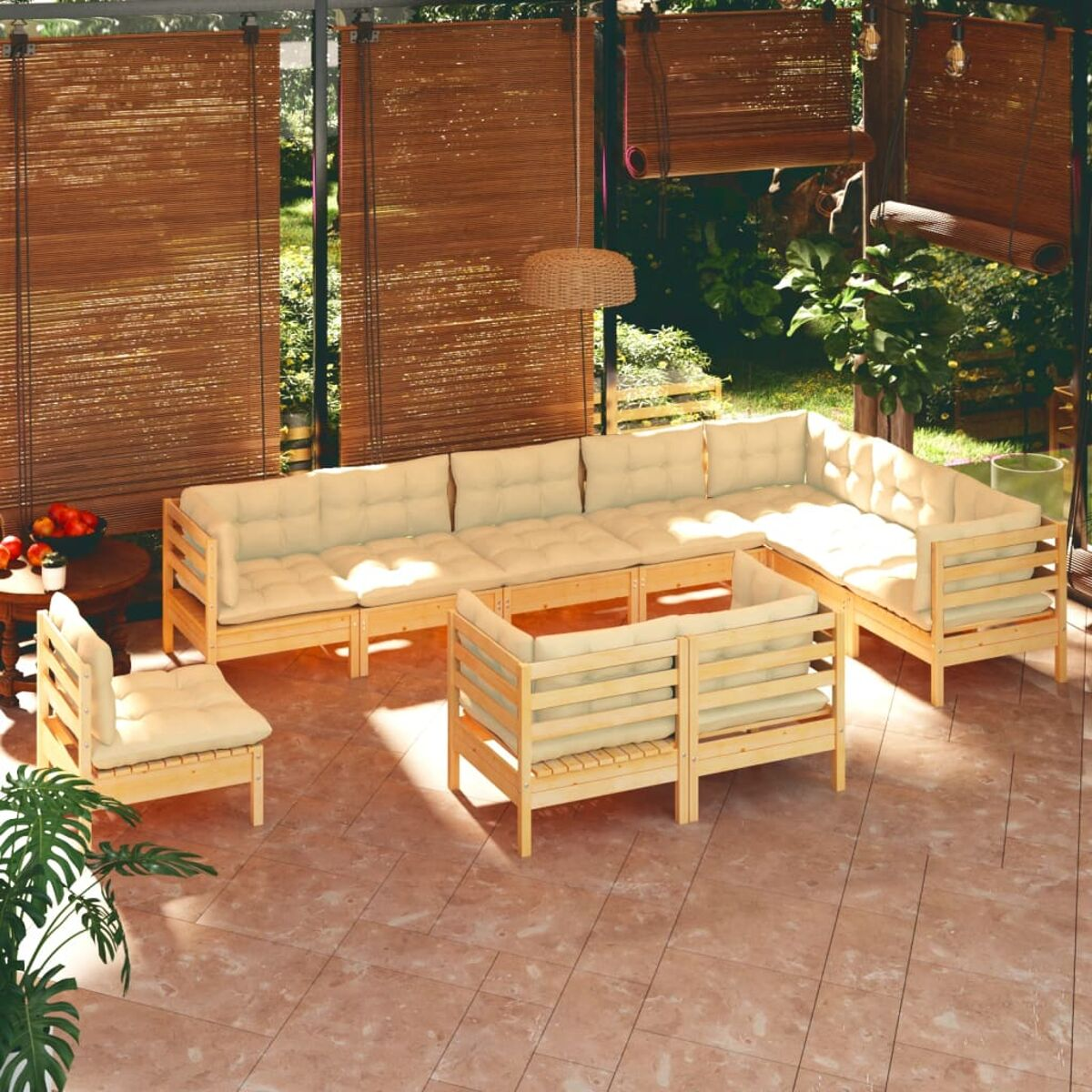 Außenbereich mit Ecksofa und Stühlen. Beige Kissen.