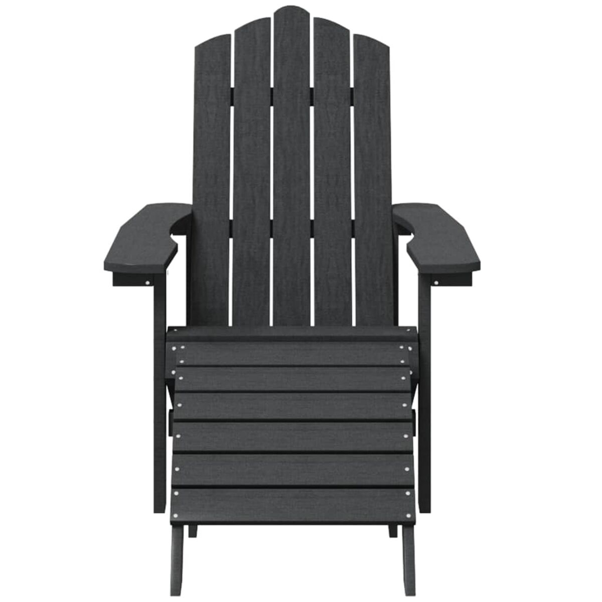 Schwarzer Adirondack-Stuhl. Hat Armlehnen und eine Lattenlehne und -sitzfläche.