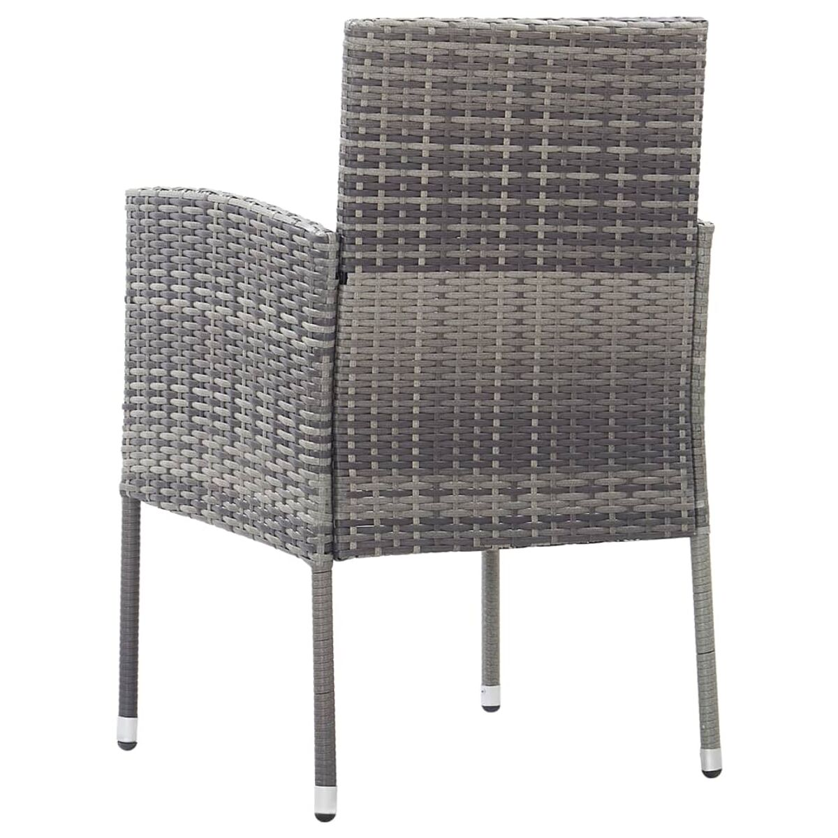 Sedia da esterno in rattan grigio. La sedia ha schienale alto e braccioli. È su sfondo bianco.