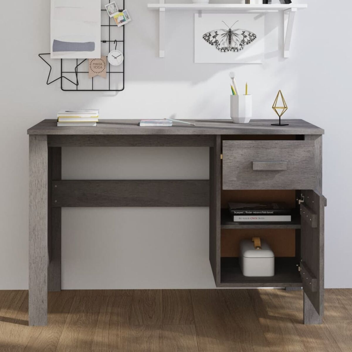 Holzschreibtisch mit Schublade und Schrank. Es gibt Bücher, eine kleine weiße Box und andere Gegenstände darin.