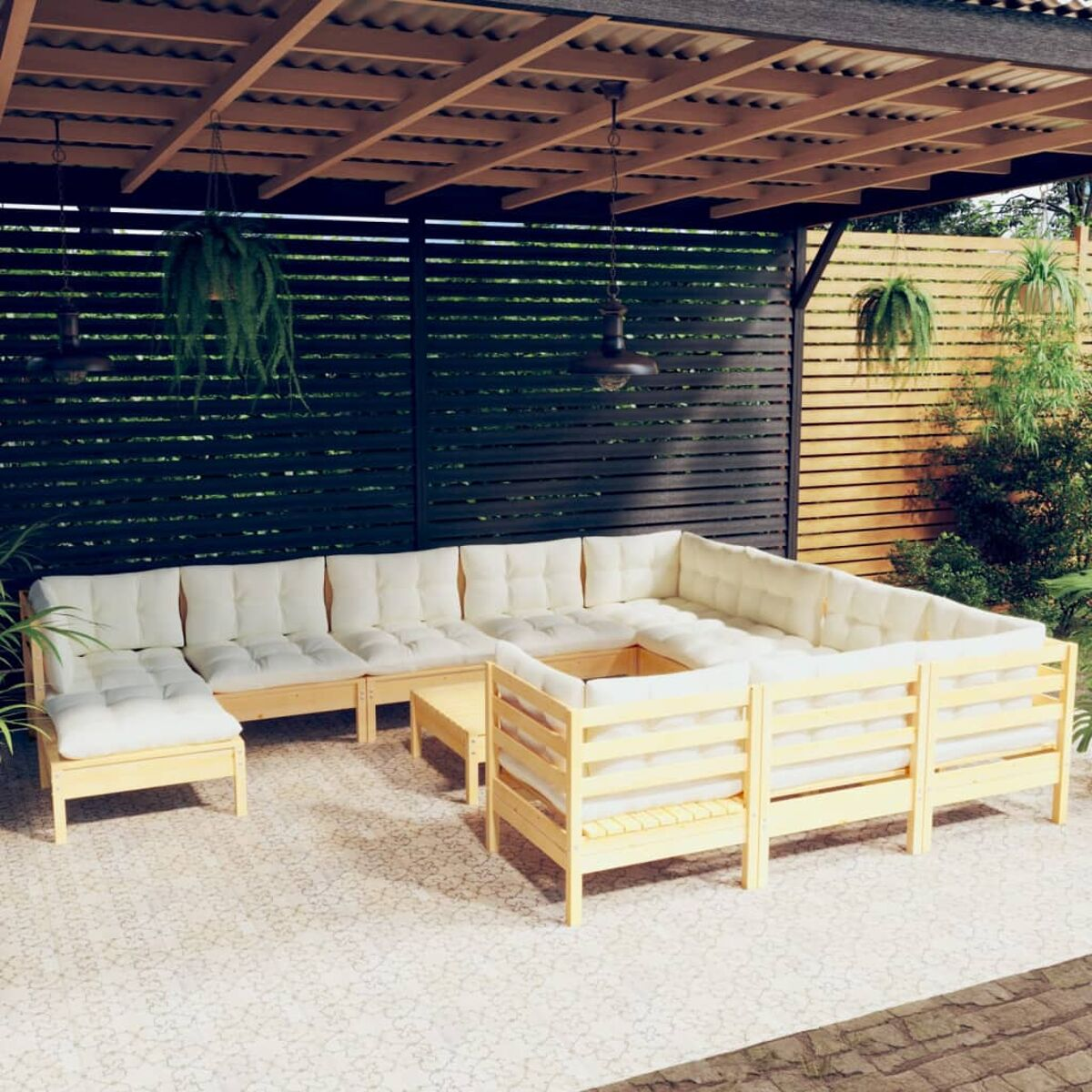 Ein helles Holz-Sitzensemble im Freien unter einer Pergola mit Pflanzen und einem gemusterten Fliesenboden.