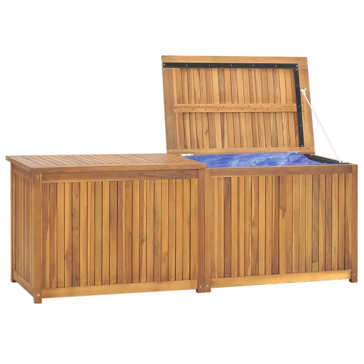 Holz-Aufbewahrungstruhe für draußen mit offenem Deckel, blaue Plane sichtbar.