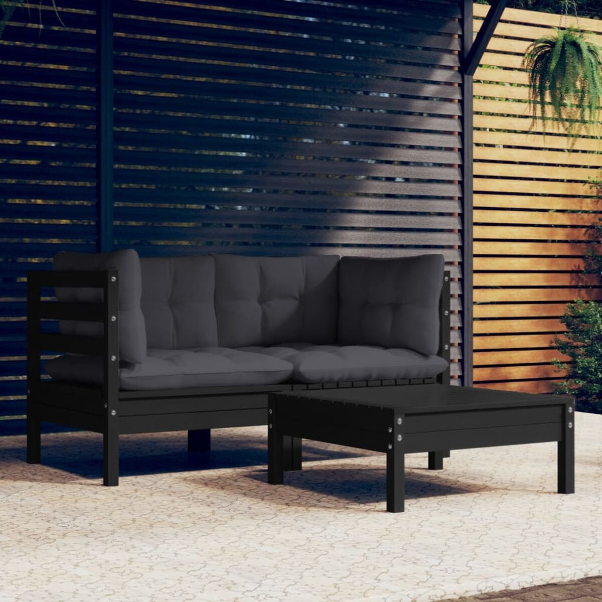 Schwarzes Outdoor-Sofa mit grauen Kissen und einem Tisch. Holzlatten-Hintergrund.