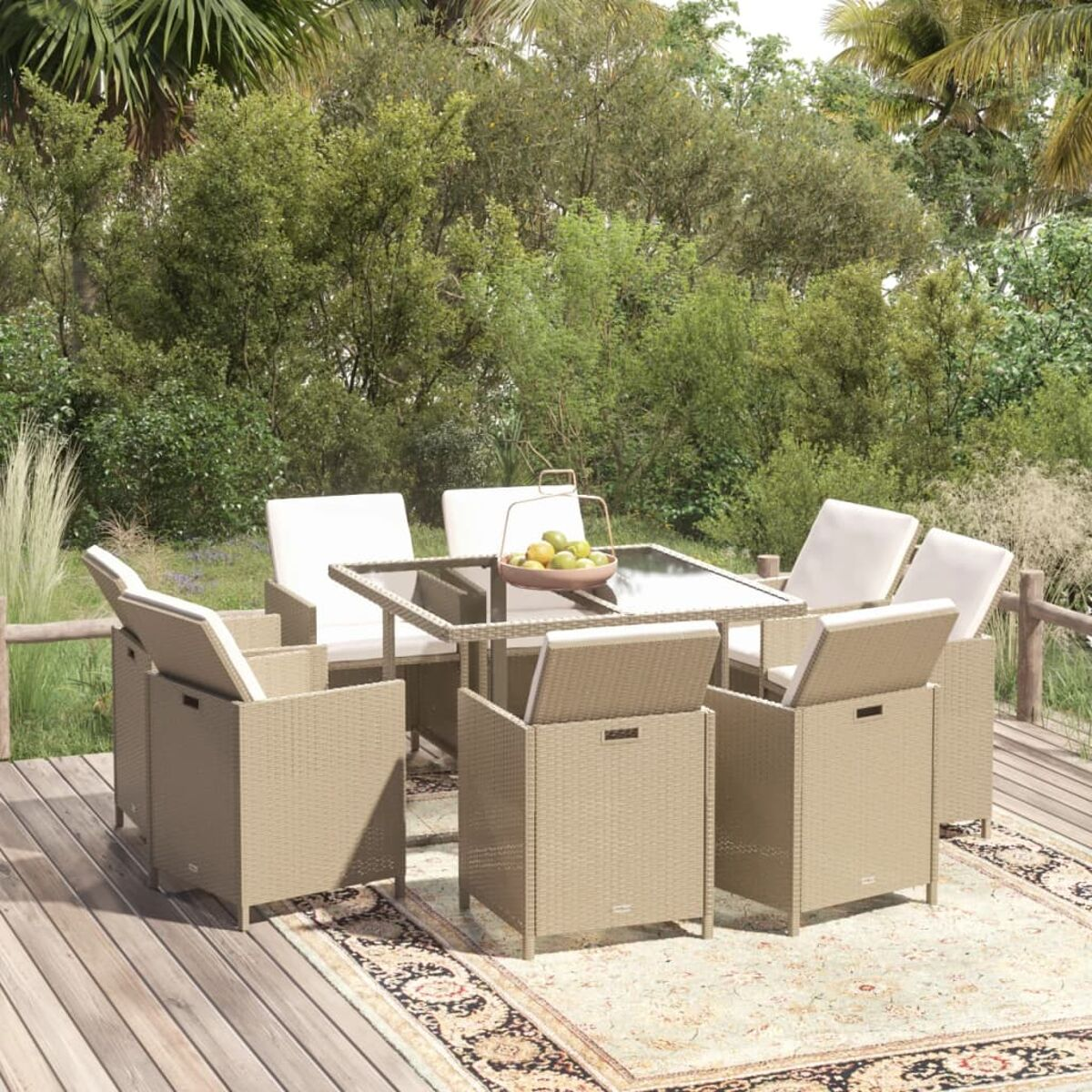 Essgruppe im Freien mit Tisch, Stühlen, auf einer Terrasse, mit einem Teppich.