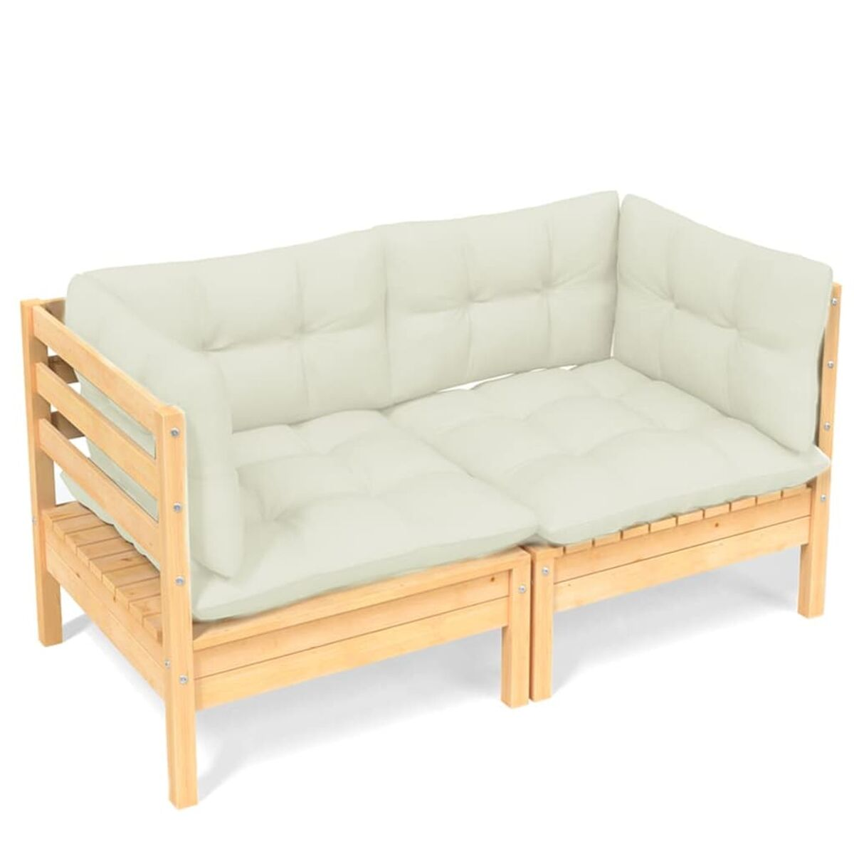 Ein hölzernes Zweisitzer-Sofa mit cremefarbenen Kissen. Das Sofa hat eine Lamellenlehne und Armlehnen.