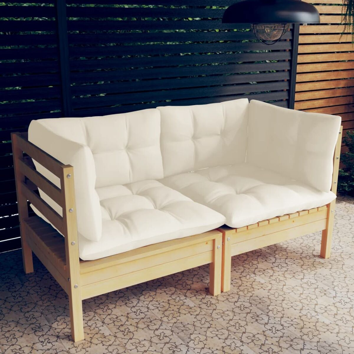 Zweisitziges Outdoor-Sofa aus Holz mit weißen Kissen. Es steht auf einem gefliesten Boden.