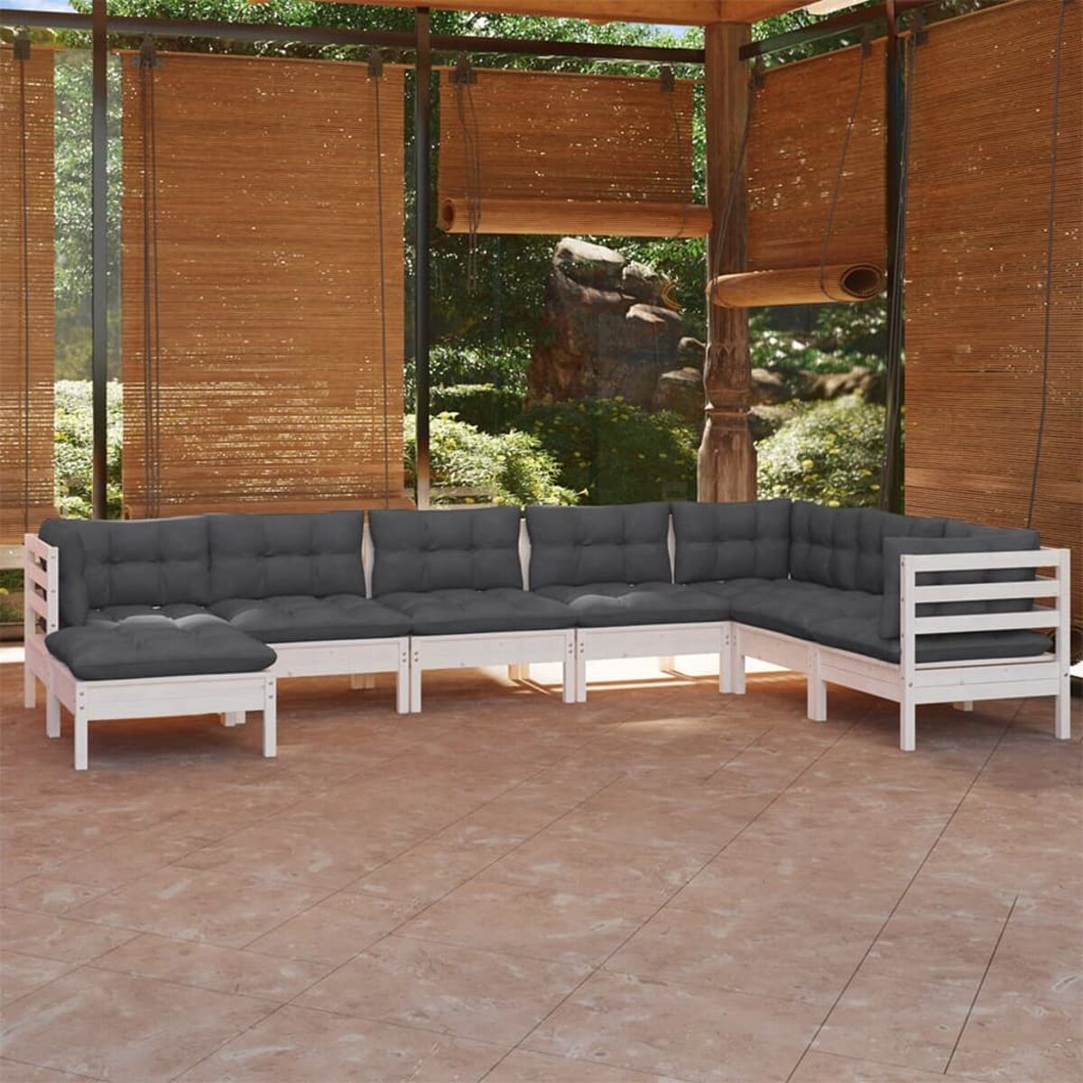 Gartenmöbel-Set mit weißem Holzrahmen, grauen Kissen und Bambus-Sichtschutz im Hintergrund.