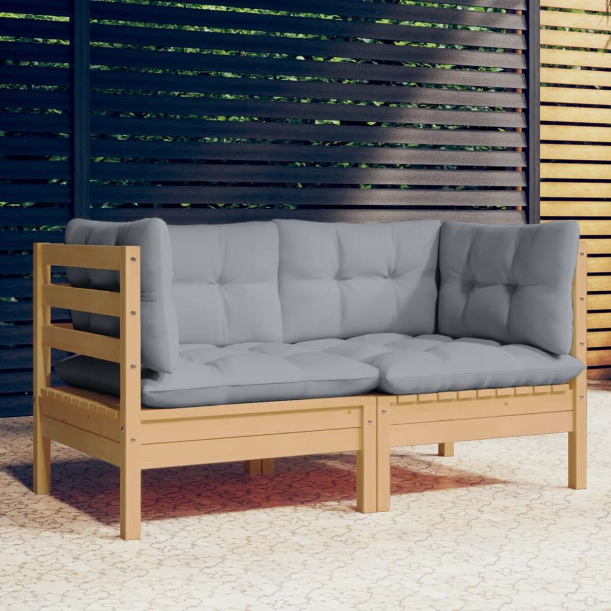 L-förmiges Holzsofa mit grauen Kissen. Das Sofa steht auf einer Steinterrasse.