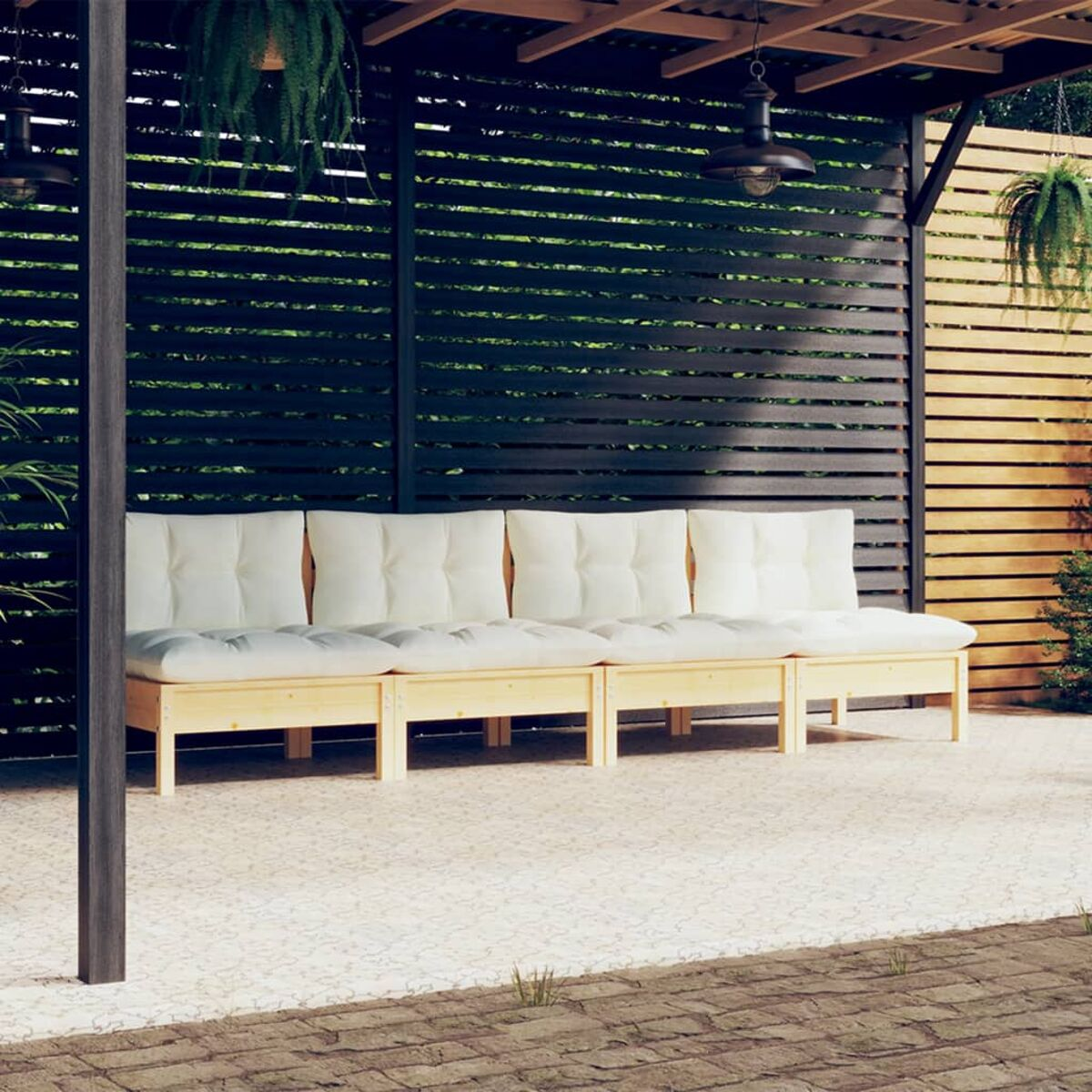 Holz-Outdoor-Sofa mit cremefarbenen Kissen unter einer Lattenstruktur.