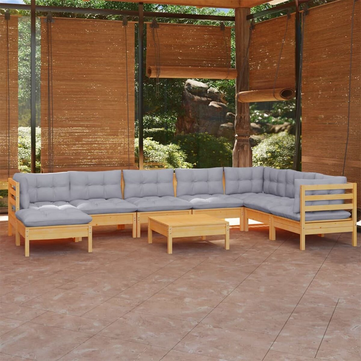 Outdoor-Ecksofa aus Holz mit grauen Kissen und Couchtisch unter einer Pergola.