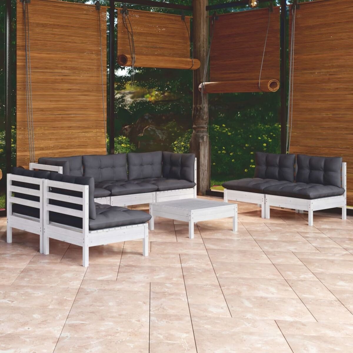 Gartenmöbel-Set aus Holz auf einer Terrasse. Graue Kissen mit einem quadratischen Tisch. Bambusjalousien im Hintergrund.