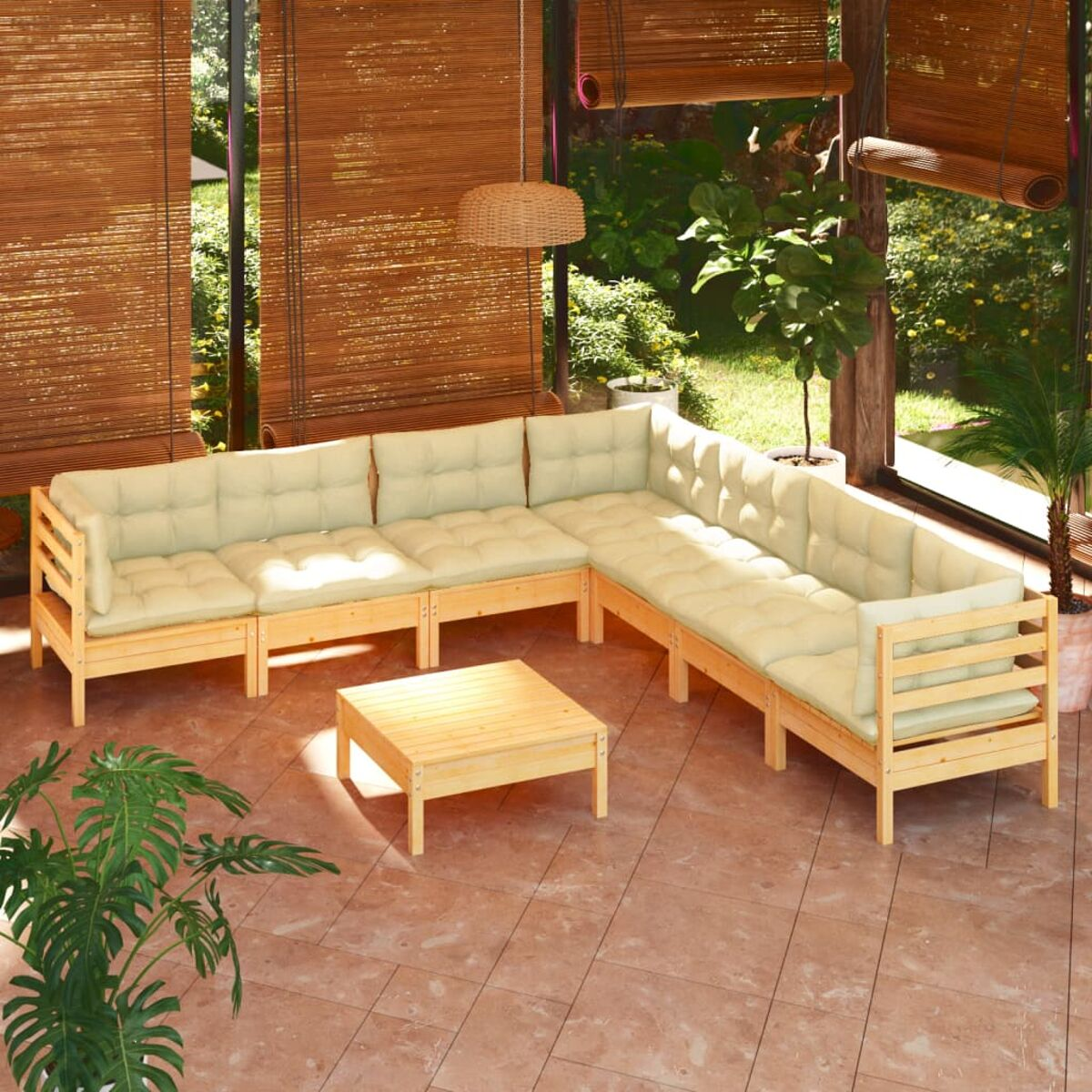 Ein hölzernes Outdoor-Ecksofa mit hellbeigen Kissen und einem kleinen Tisch. Pflanzen im Vordergrund.