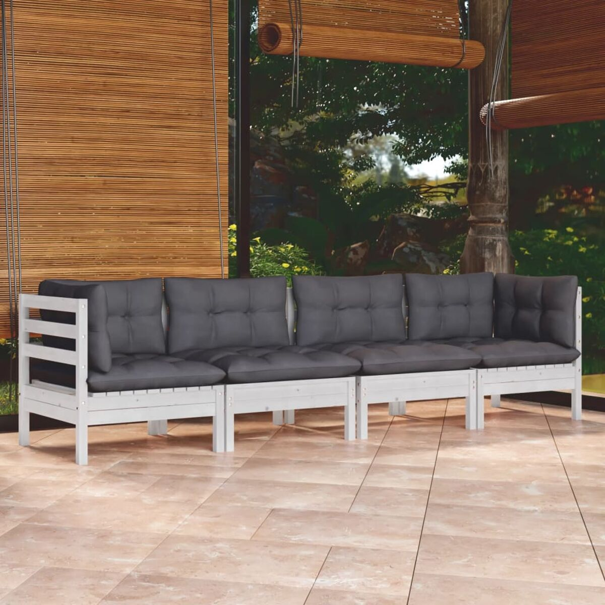 Ein weißes Sofa mit grauen Kissen auf einer Terrasse. Hintergrund ist eine Bambusjalousie.
