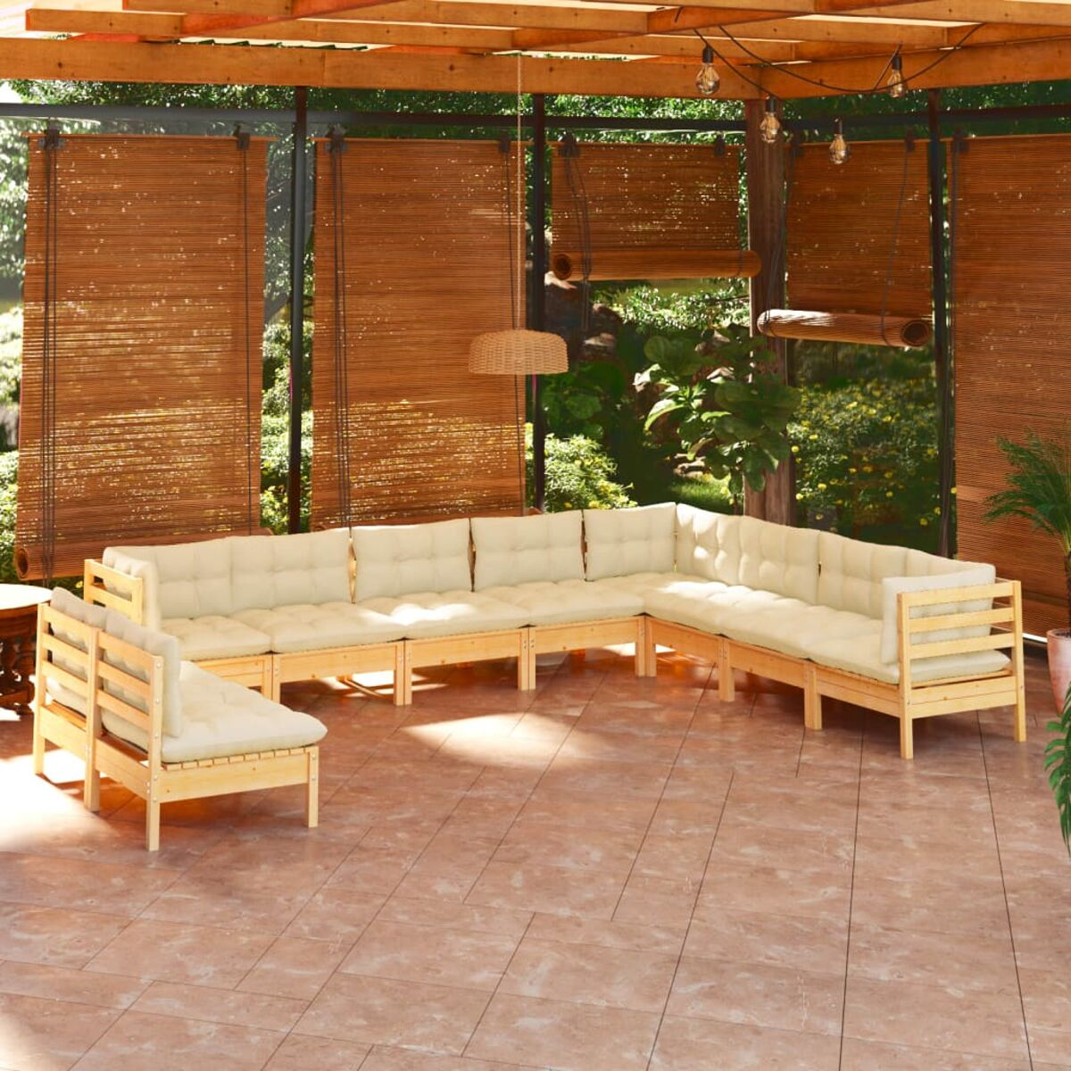 Großes, L-förmiges Holz-Sofaset für den Außenbereich mit cremefarbenen Kissen unter einer Pergola.