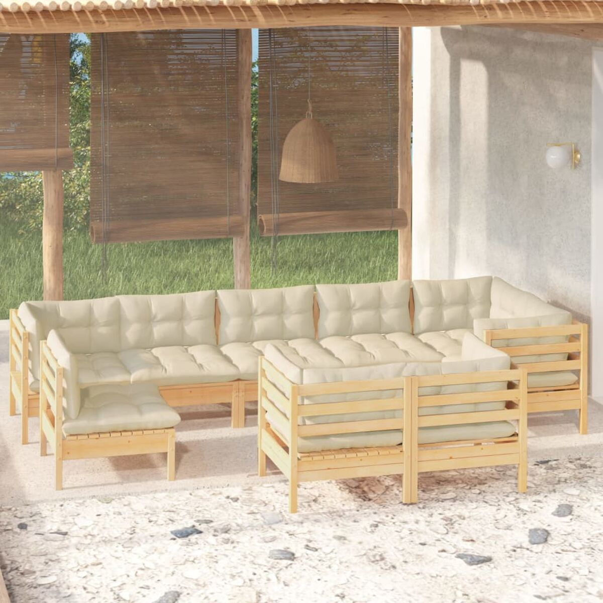 Outdoor-Ecksofa aus Holz mit cremefarbenen Kissen, auf einer Steinterrasse mit Bambusjalousien.