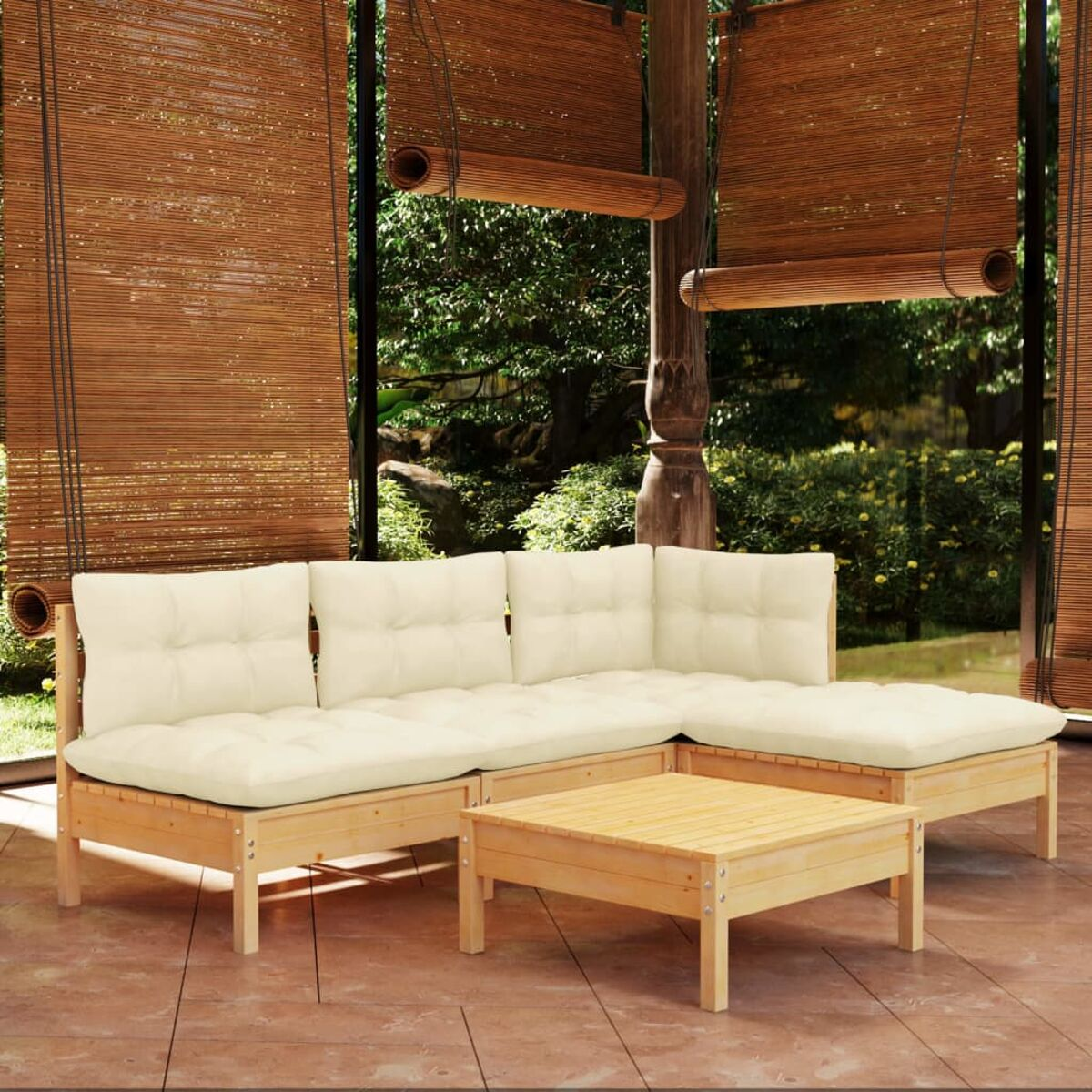 Sitzbereich im Freien mit Sofa und Couchtisch. Holzkonstruktion. Schatten.