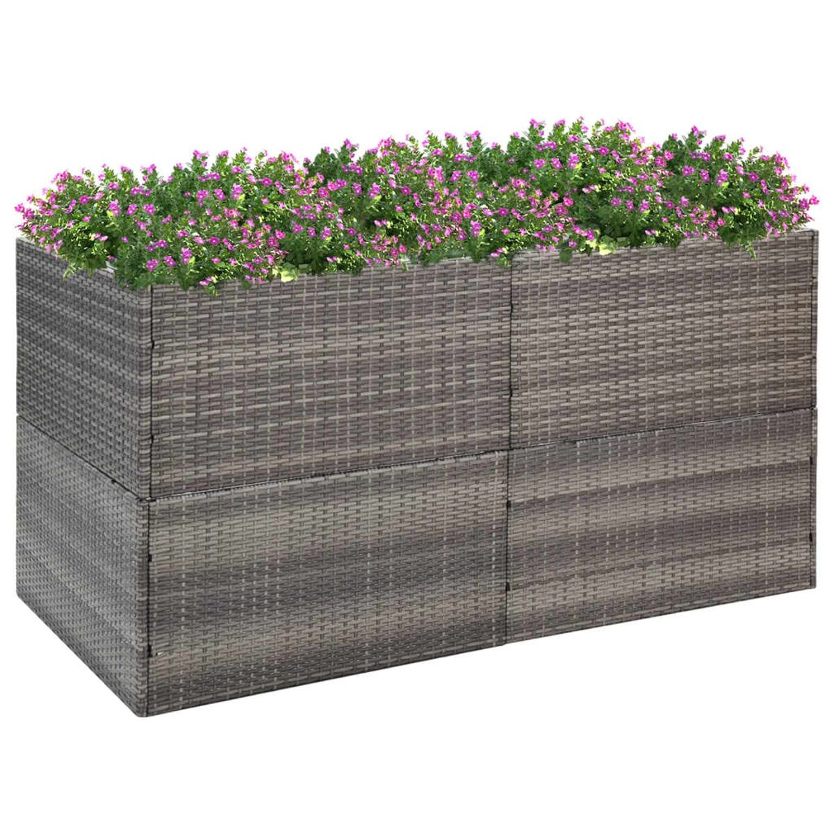 Grauer, gewebter Pflanzkasten mit rosa Blumen, auf weißem Hintergrund.