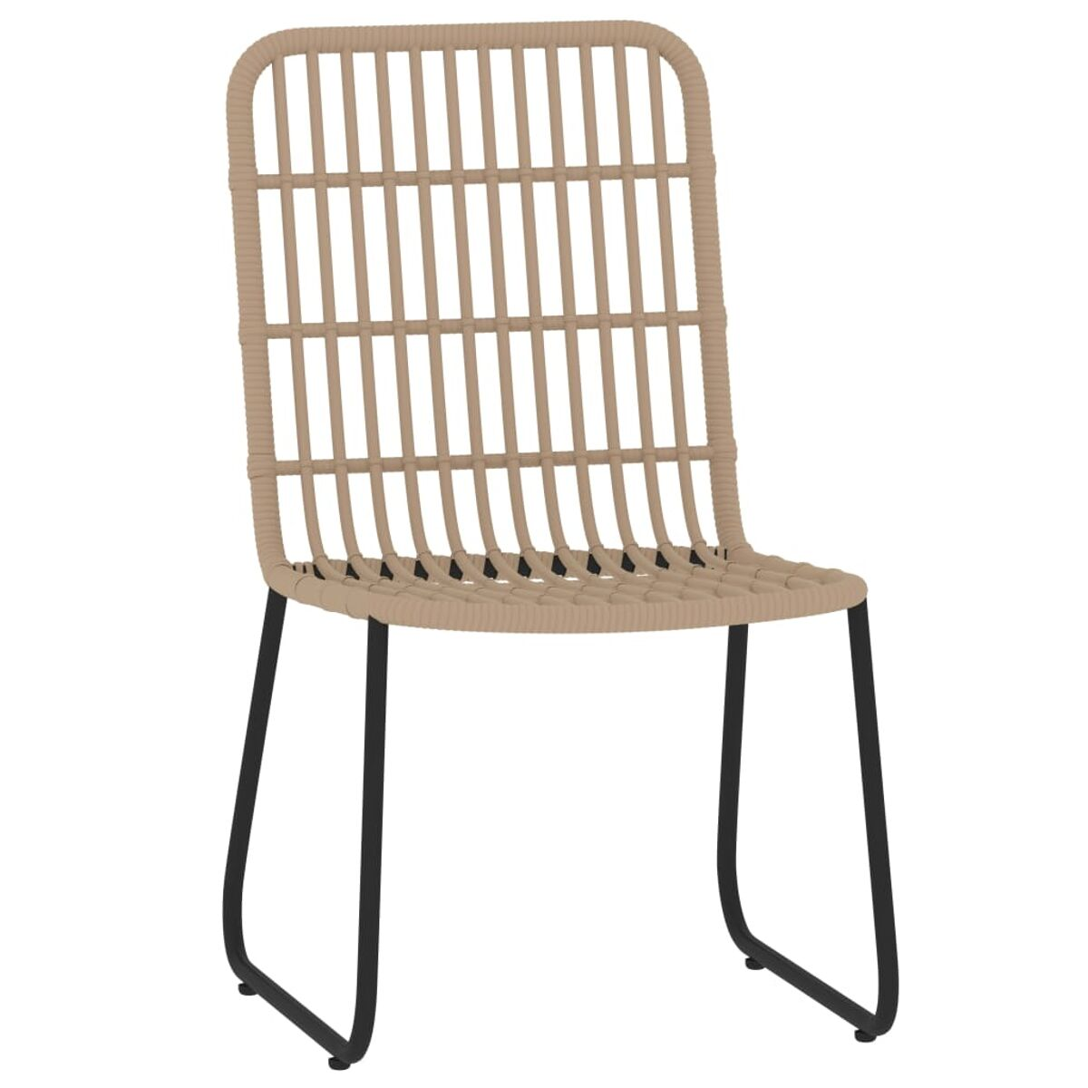 Ein beiger Rattanstuhl mit schwarzen Metallbeinen, von der Seite betrachtet, isoliert auf weißem Hintergrund.