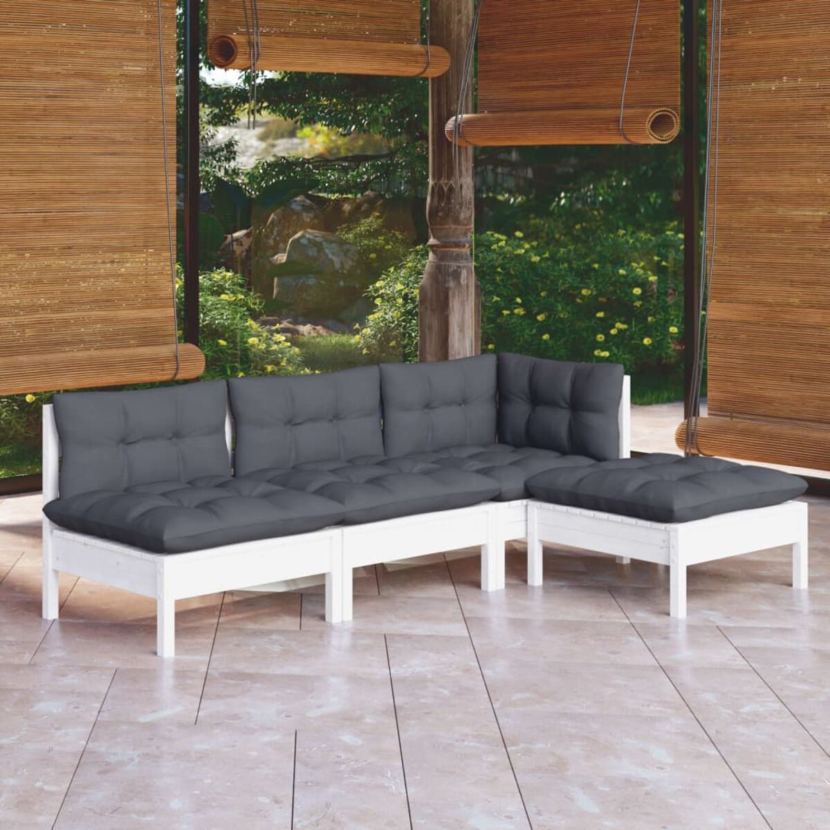 Weißes Holz-Außensofa mit grauen Kissen und einer grauen Ottomane auf einer Terrasse.