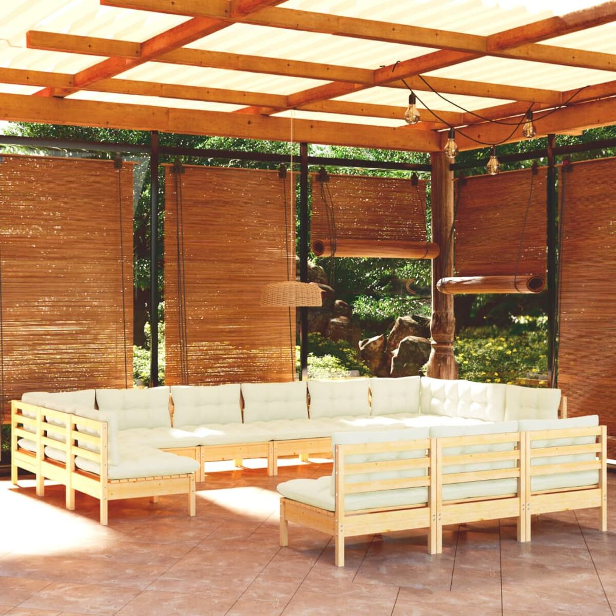 Terrassenmöbel-Set mit hellfarbigen Sofas, Kissen, unter einem Holzdach mit Lichtern.