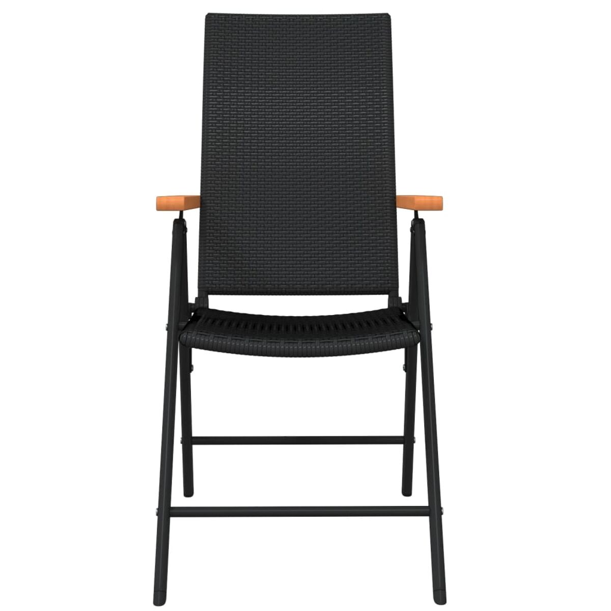 Schwarzer Rattan-Stuhl mit hoher Rückenlehne und Holzarmlehnen, Frontansicht.