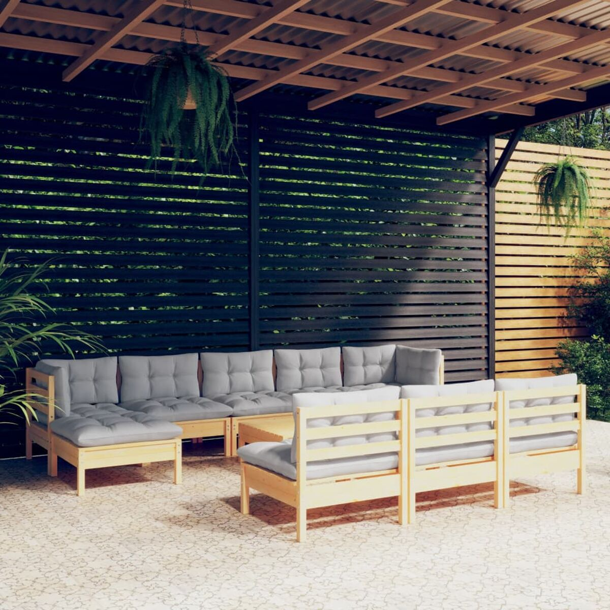 Outdoor-Sitzgruppe mit grauen Kissen, einer Holzpergola und einem Beistelltisch aus Holz.